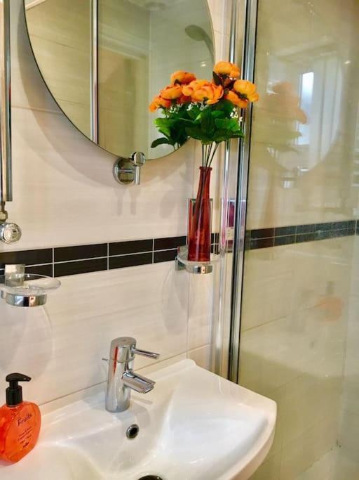 One Bedroom Flat In Central 런던 외부 사진